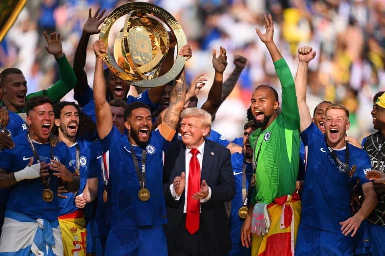 How much bonus did Chelsea players receive after becoming world champions?