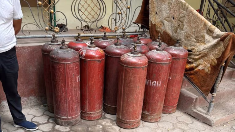 Citizen arrested for storing gas cylinder in apartment and pouring it into car