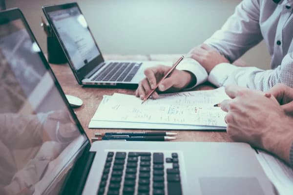 Ученые добавляют скрытый текст в работы ИИ, чтобы получить положительные отзывы