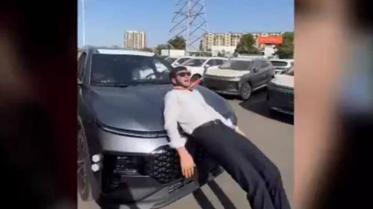 Sınav mı, sorumluluk mu: Taşkent'te oto galeri müdürü çalışanlarını tehlikeye attı (video)