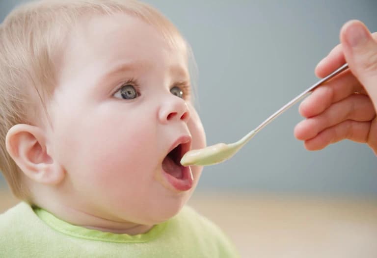 When should babies start eating solid foods?