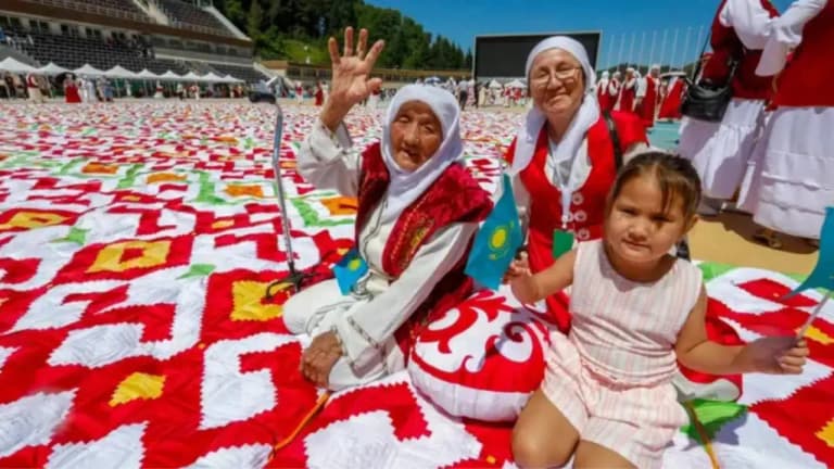 660 Participants: Kazakhstan Sets Patchwork Quilt World Record