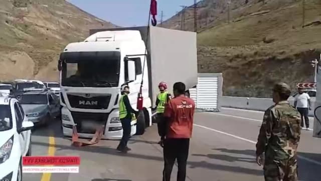 Қамчиқдаги хавфли бурилишда юк машинаси йўлдан чиқди