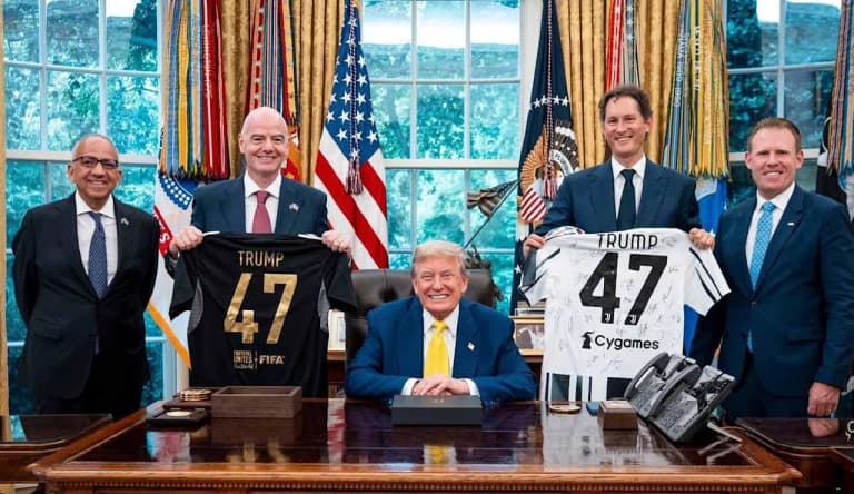 Дональд Трамп финал ўйинида: Америкада футбол байрамига тайёргарлик