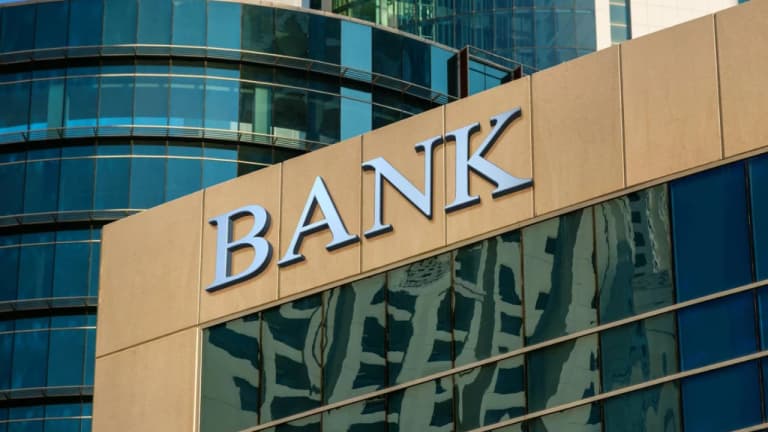 Which banks are open on Saturday and Sunday?