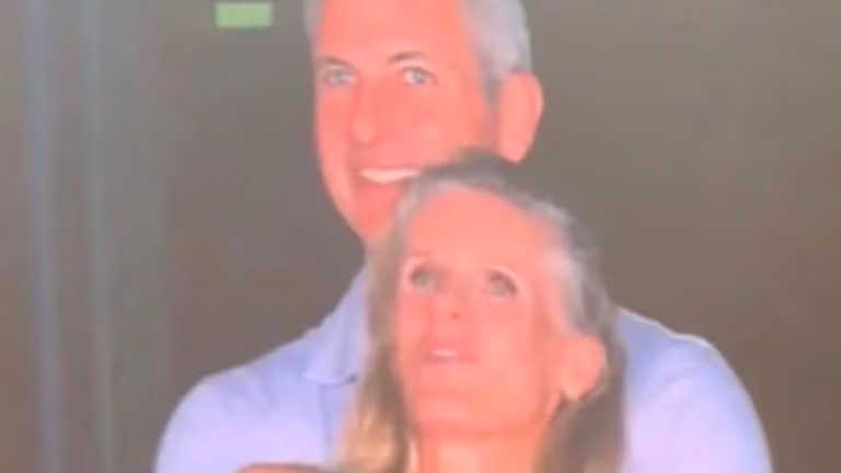 The situation at the concert exposed the possible infidelity of the company leader (video)