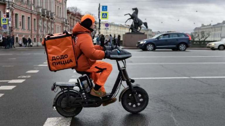 Sankt-Peterburgda migrantlarga kuryerlik faoliyati ham taqiqlandi