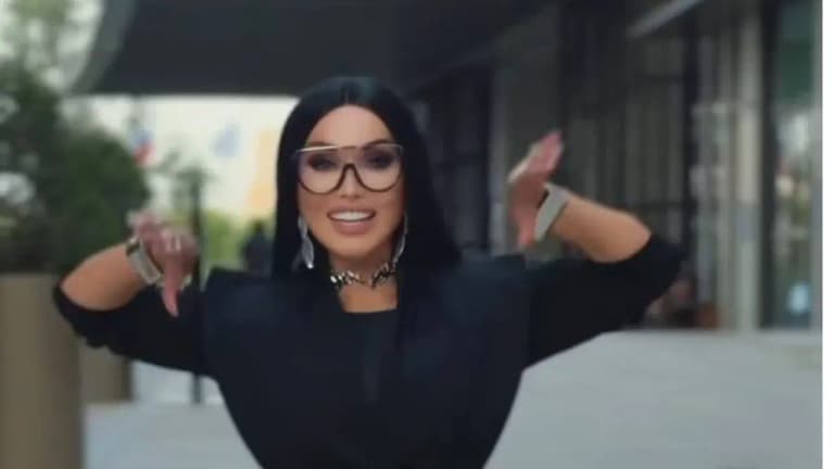 Güzel ve parlak yıldız Rayhon bambaşka bir görünüme sahip!