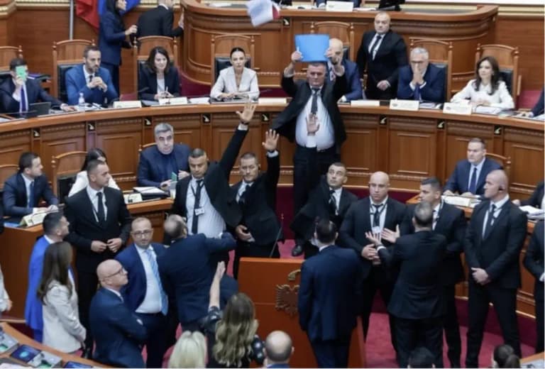 Албания парламентида сунъий интеллект вазири сабаб можаро чиқди