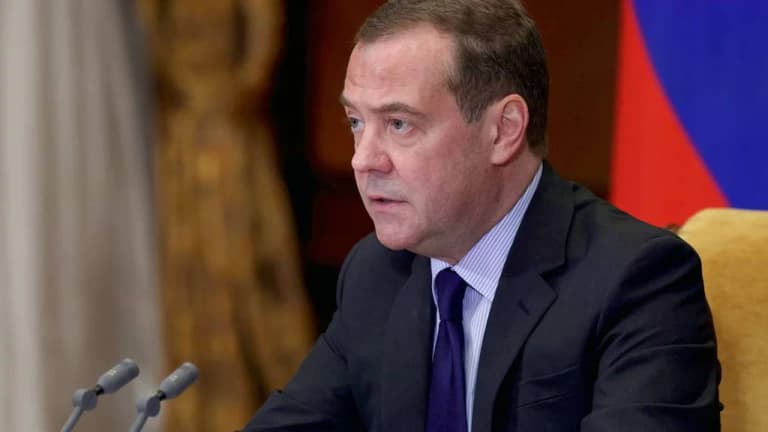 Медведев: "Францияда басшы жоқ, мемлекет бағытын жоғалтты"