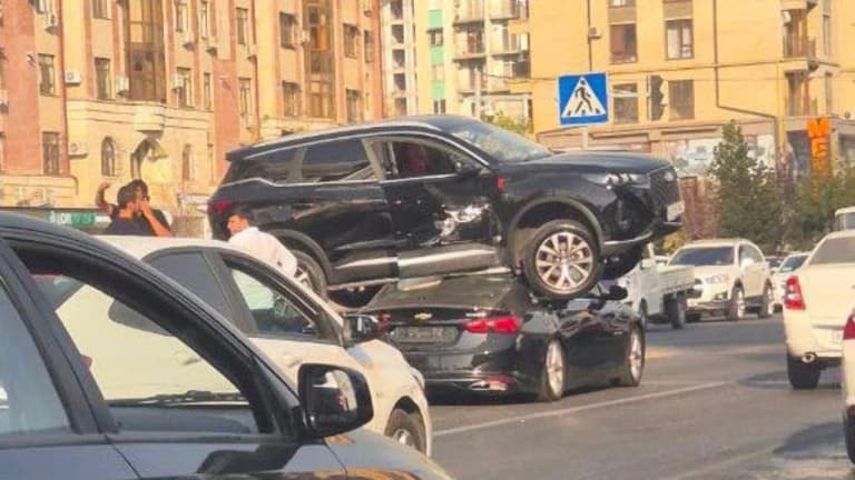 Тошкентдаги ноодатий ЙТҲда Черй учиб, Малибуни босиб қолди — видео