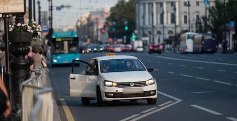 Петербургда муҳожирларга тақиқ — такси нархлари осмонга кўтарилди