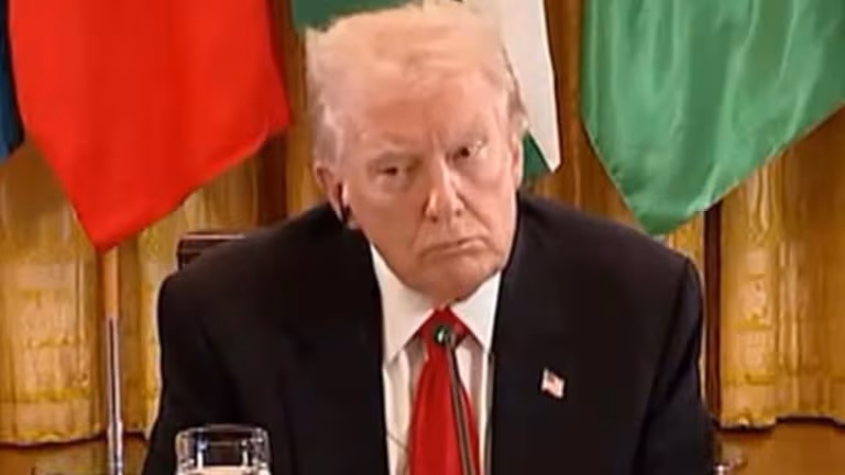 Доналд Трампнинг Шавкат Мирзиёевга “кўз қисгани” интернетни портлатди!