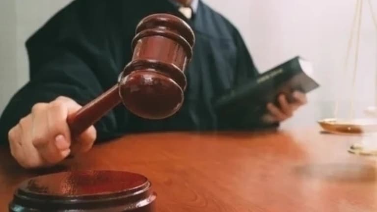 Судья 30 минг доллар пора олгани сабаб қамалди