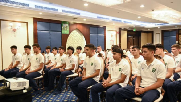 Равшан Ирматов U-17 жамоаси билан учрашиб, ғалаба ишончини билдирди