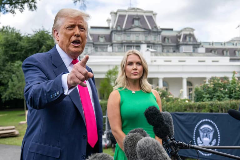 Трамп Эпштейн можароси ортидаги сиёсий ўйинларни фош этди