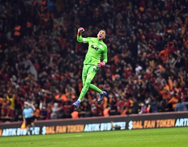 Muslera hakamlikdan norozi bo'ldi