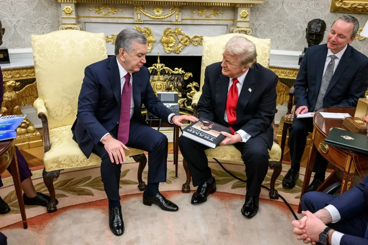 Шавкат Мирзияев Трампқа Регистан моделі мен кітап сыйлады (фото)