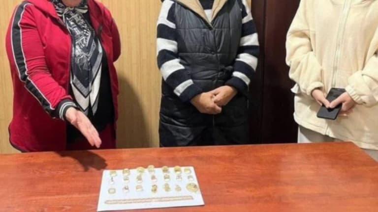Әндіжанда 225 грамм зергерлік бұйымдарды жасырған әйелдер ұсталды
