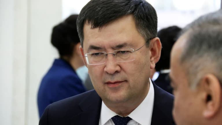 "Тойлар жарыс емес": Тұрдымов сән-салтанатты тоқтатуды талап етті