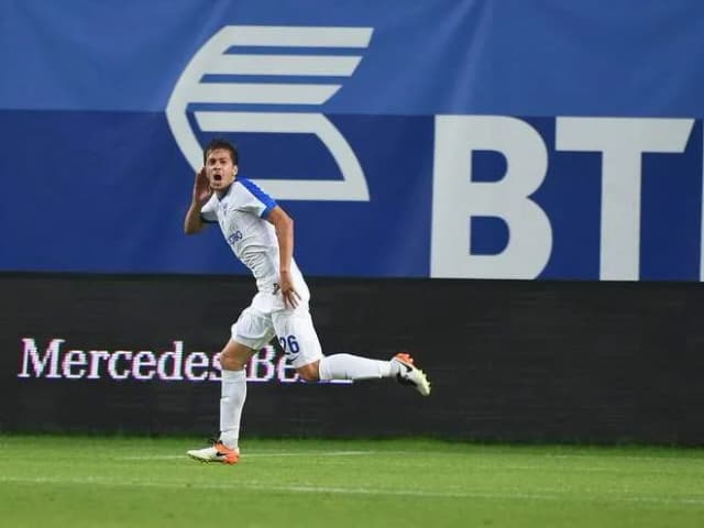 Inter Dinamo Zagreb himoyachisi Moris Valinchichni kuzatmoqda