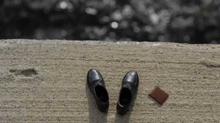 В Фергане 15-летний подросток, переписывавшийся по телефону со своей девушкой, бросился с крыши