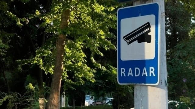 В Андижане трое подростков сбили радар и выбросили в канал