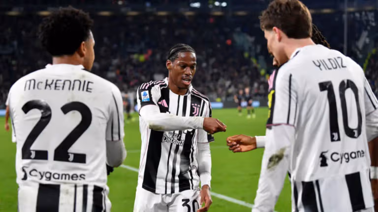 Juventus, Turin'de Napoli'yi büyük bir skorla yendi (video)