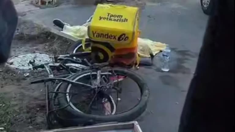 Ayanchli holat: katta yuk mashinasi velosipedchi kuryerni urib yubordi
