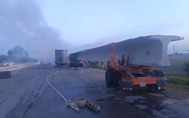 Semerkant'ta sürücünün uyuyakalması sonucu korkunç bir trafik kazası meydana geldi