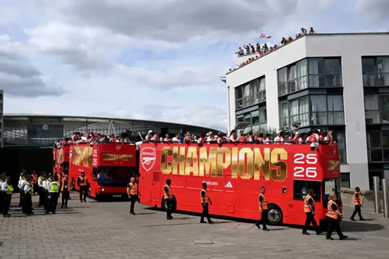 Arsenal oyuncuları mağlubiyetin ardından şampiyonluğu kutladı