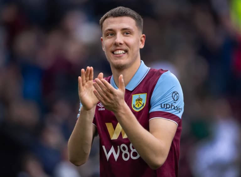 FC Liverpool möchte Burnleys Verteidiger Maxime Estève verpflichten