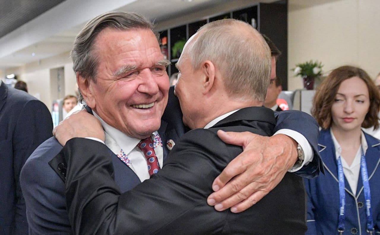 Владимир Путин Кремлда Герхард Шрёдер билан сирли учрашув ўтказди...