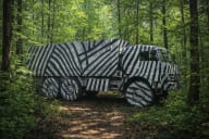 Украина дронларини чалғитиш: Россия юк машиналарни зебра каби бўямоқда