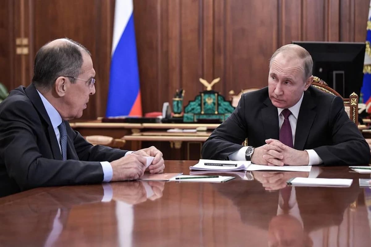 Путин Лавров ҳақидаги миш-мишларга қатъий нуқта қўйди