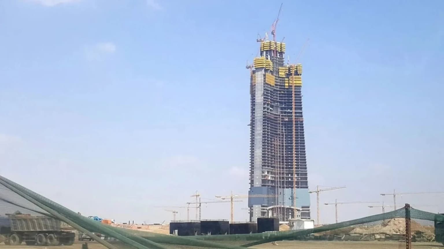 El primer edificio de un kilómetro del mundo se eleva en Arabia Saudita