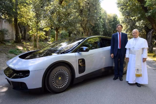 Rim papasi yangi elektromobilga mindi, Ferrari aksiyalari quladi (video)