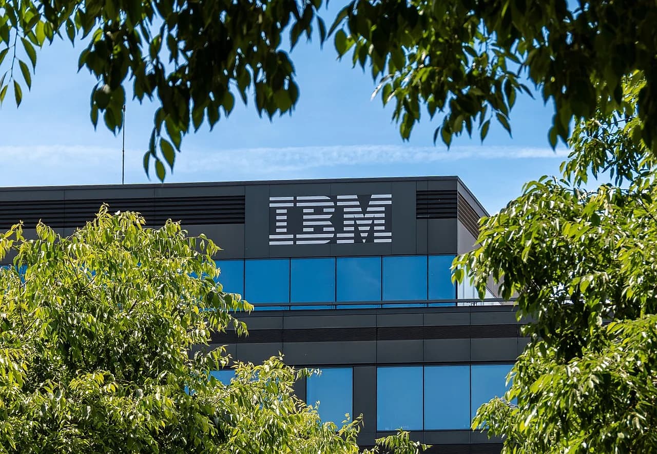 IBM компанияси йирик киберҳужумларни яширганликда айбланмоқда