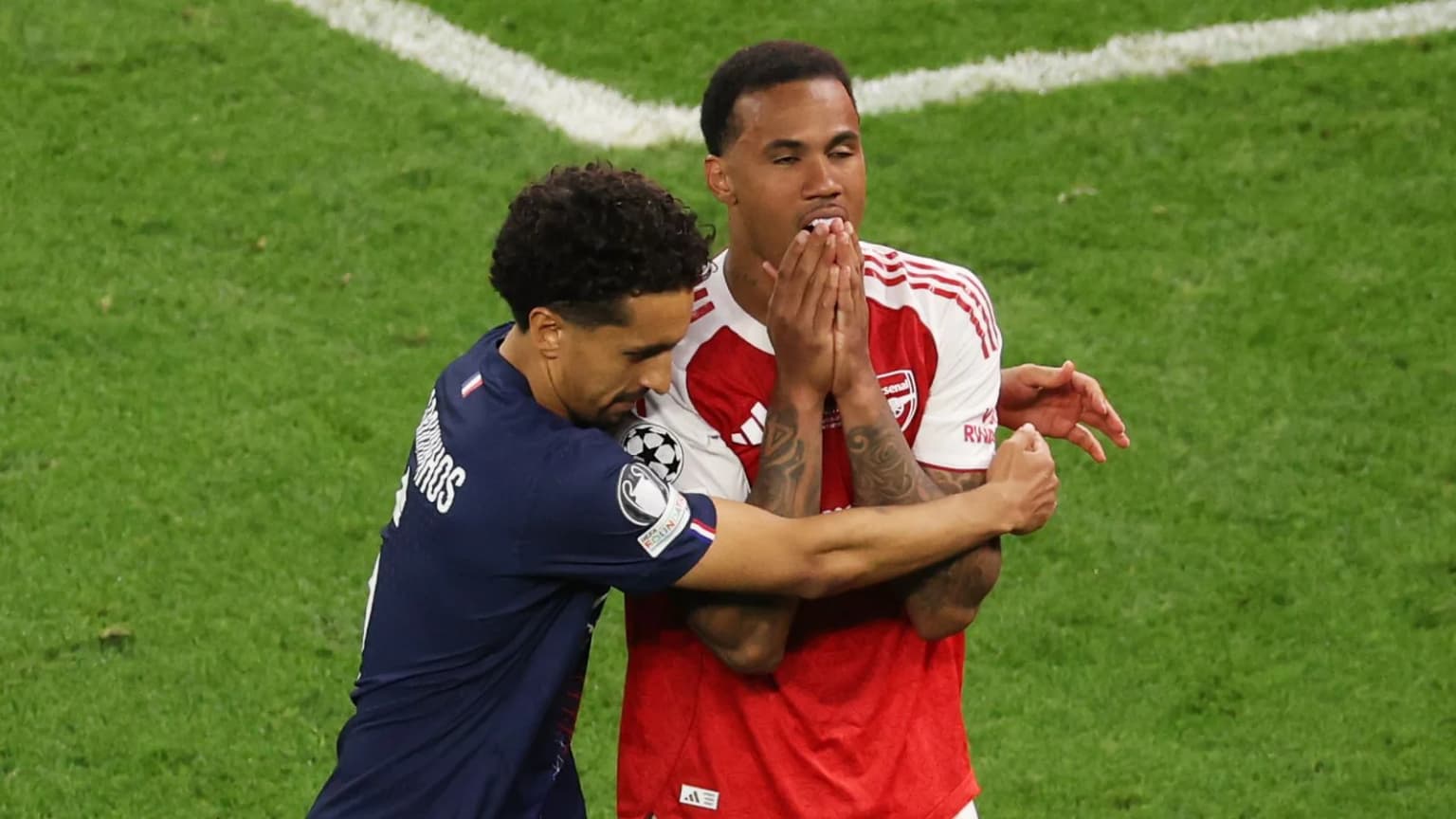 Marquinhos consoló a Gabriel tras su error en la final de la Liga de Campeones