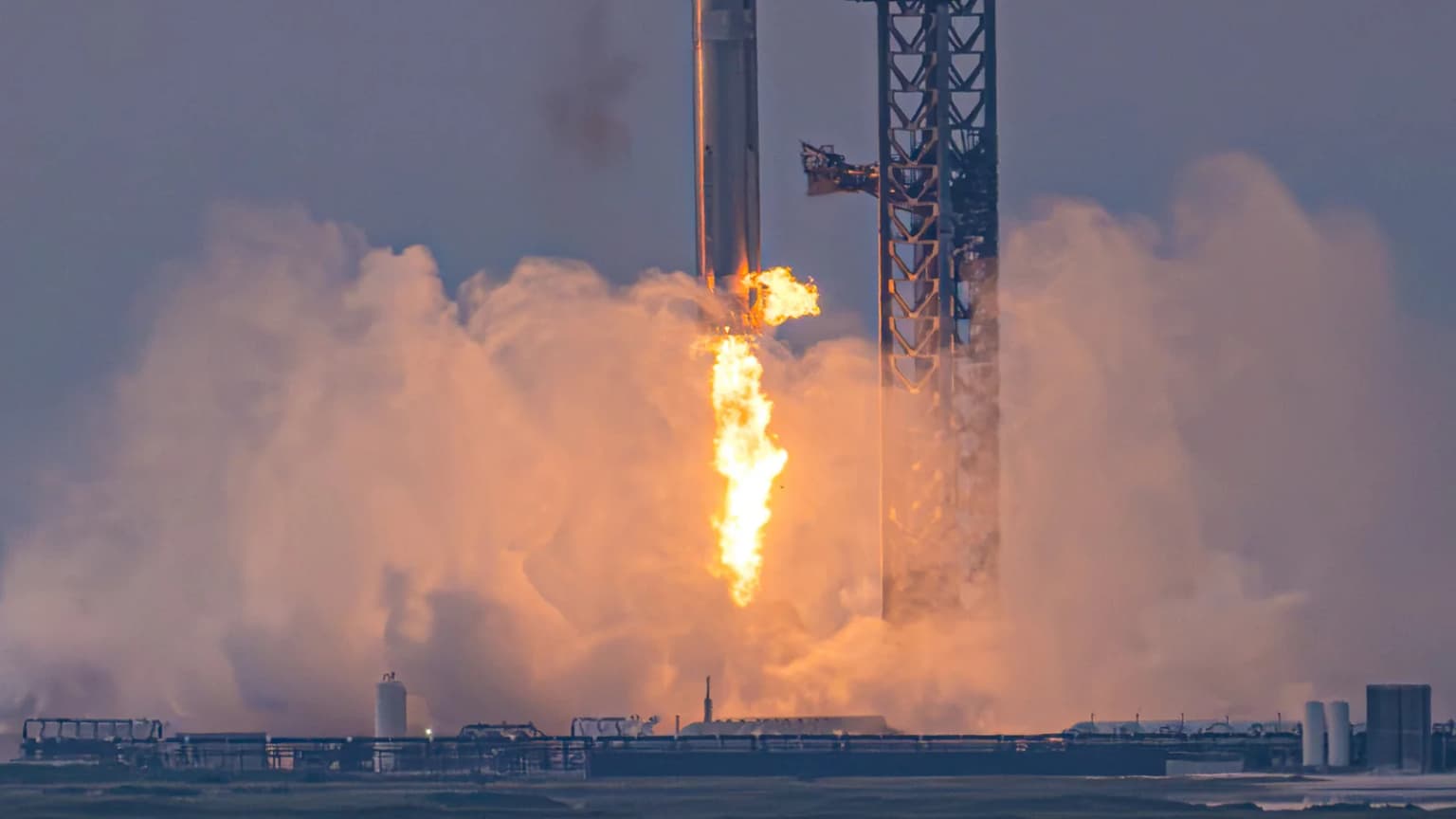 SpaceX mejora el sistema Mechazilla: se instalan nuevos rieles ligeros en la torre