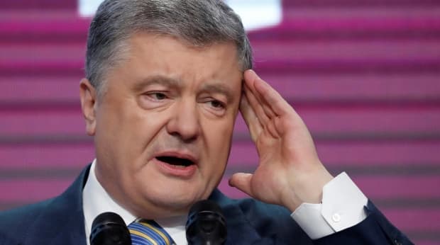 Порошенконинг уйи олдида фаерлар ва шиналар ёқилди