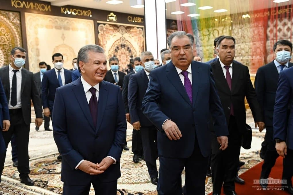 Shavkat Mirziyoyev va Emomali Rahmon «Qayroqqum gilamlari» korxonasini borib ko‘rdi