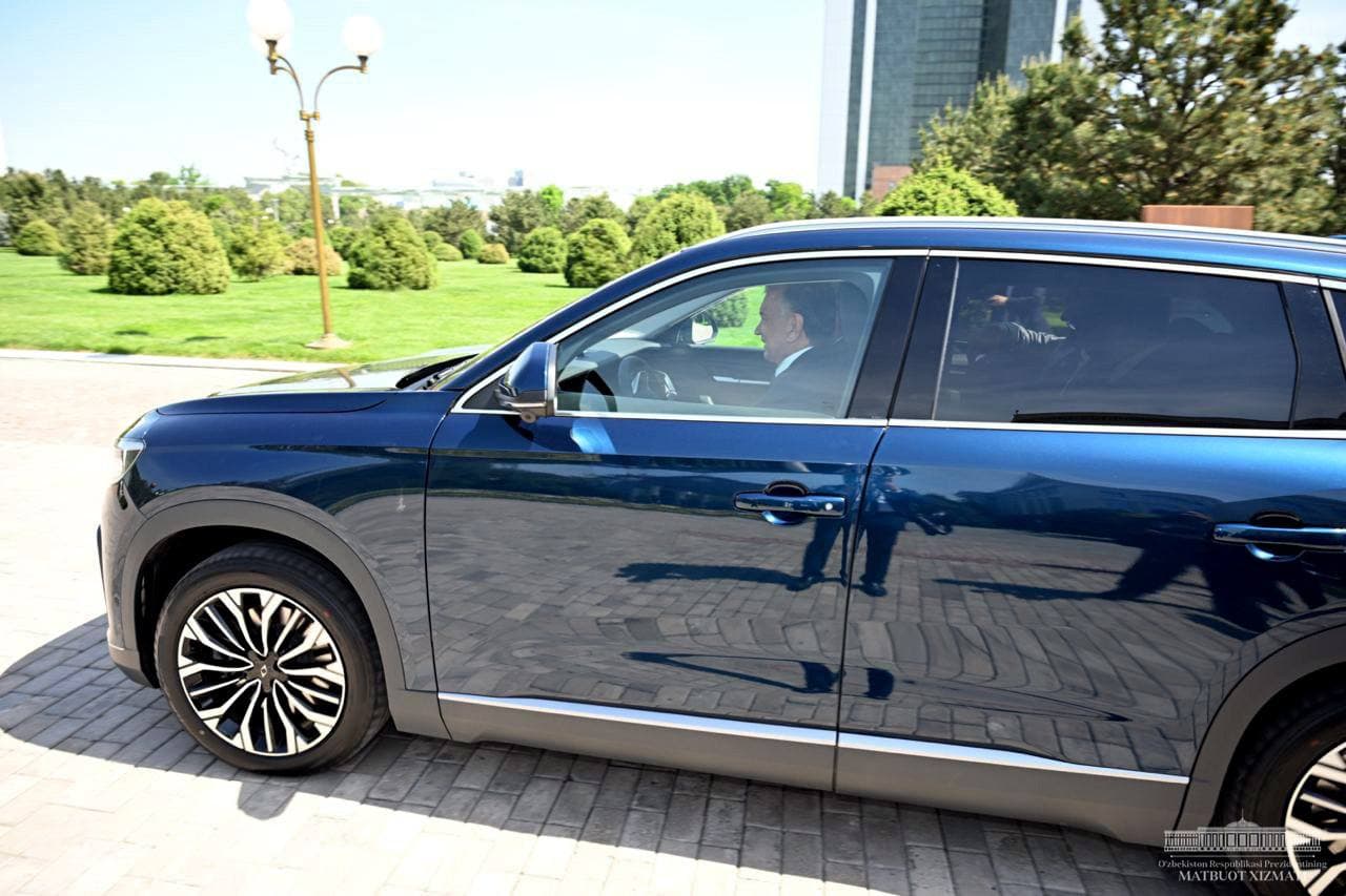Shavkat Mirziyoyev Erdo‘g‘on sovg‘a qilgan elektromobilni haydab ko‘rdi (video)
