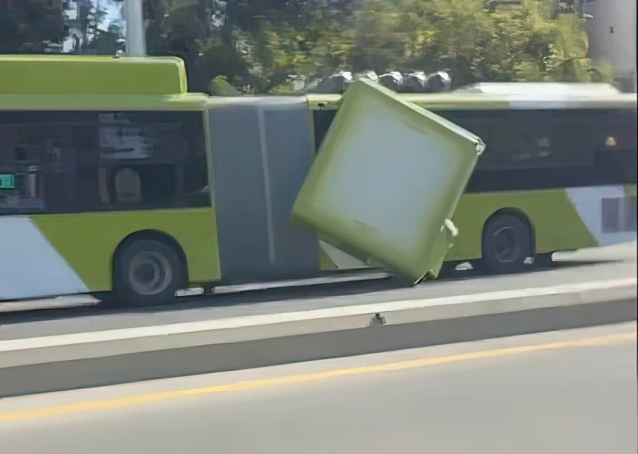 Toshkentda avtobusning tom qoplamasi qo‘porilib tushdi