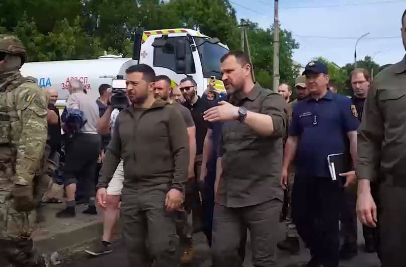 Zelenskiy Xerson viloyatining suv bosgan hududlariga tashrif buyurdi