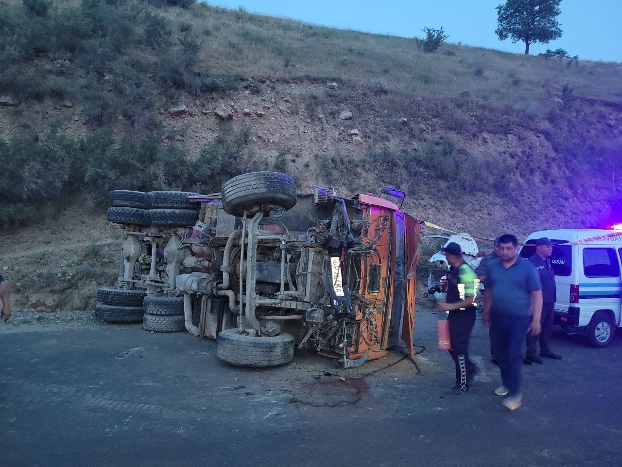 Samarqandda Cobalt yuk mashinasiga urilishi oqibatida 4 kishi vafot etdi