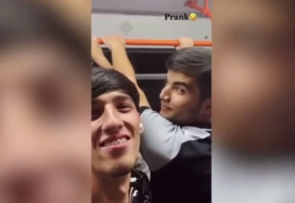 Metro vagonida qizlarga shilqimlik qilgan 2 talaba 5 sutkaga qamaldi