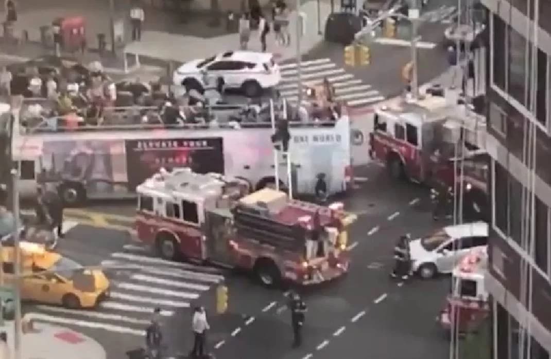 Nyu-Yorkda ikki avtobus to‘qnashib, 80 dan ortiq odam jabrlandi (video)