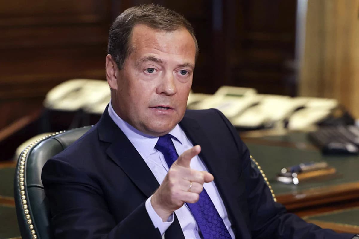 Medvedev: “Rossiya Ukraina davlati yer bilan yakson qilinmaguncha to‘xtamasligi kerak”