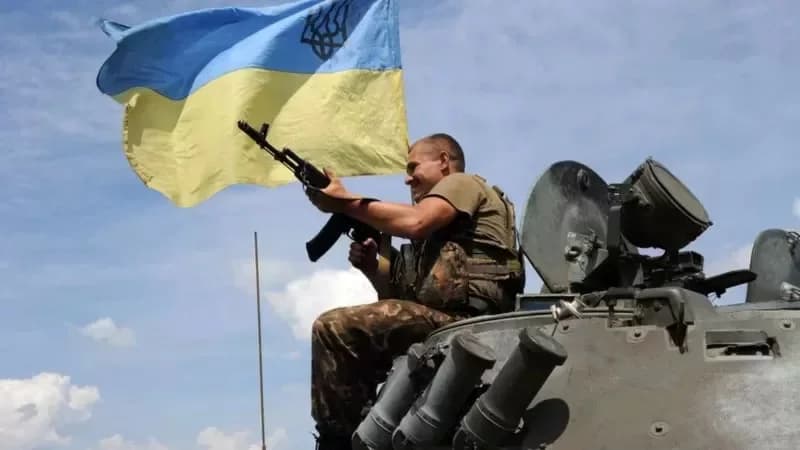 Ukraina qanday qilib odamlarni harbiy komissariatlarga borishga va qo‘rqmaslikka undamoqda?